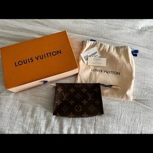 LV toiletry pouch 15